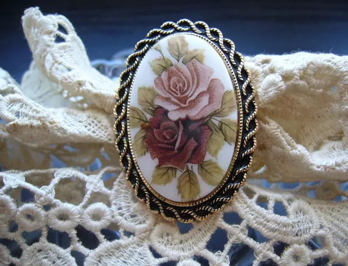 Broche (185 fotos): Como usar modelos de coiro e tecido, broches de moda 2021, así como en forma de flor, ordena e fermosa xoia 15524_79