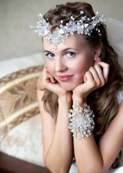 婚紗頭飾（61張照片）：用於新娘的婚禮的模型，帶面紗的圖像，用珍珠的頭髮用迪亞瑪柵格 15530_10
