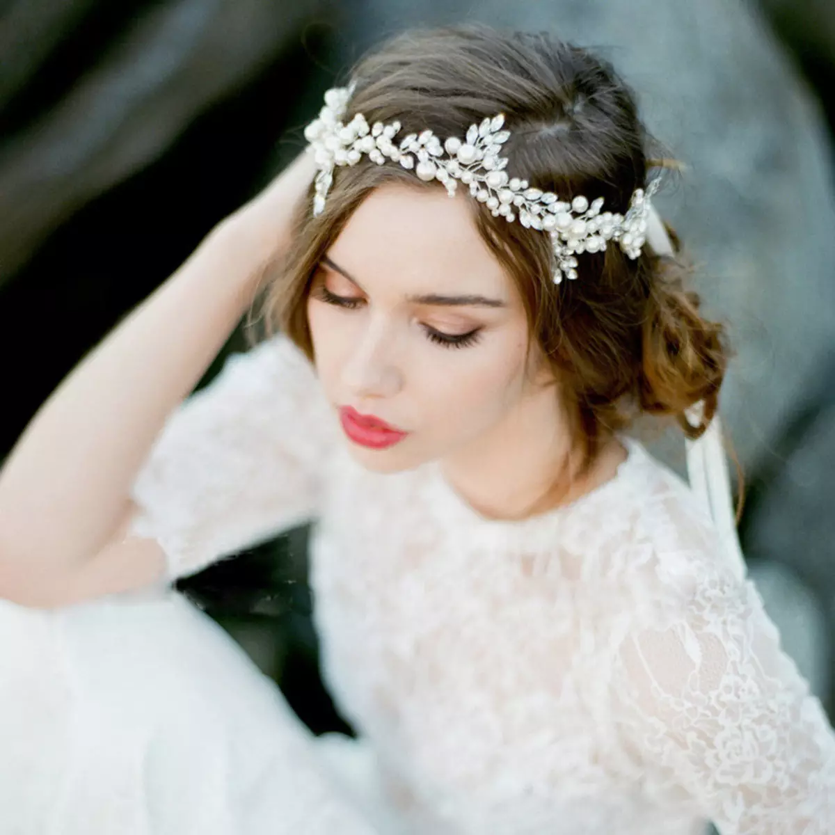 婚纱头饰（61张照片）：用于新娘的婚礼的模型，带面纱的图像，用珍珠的头发用迪亚玛栅格 15530_11