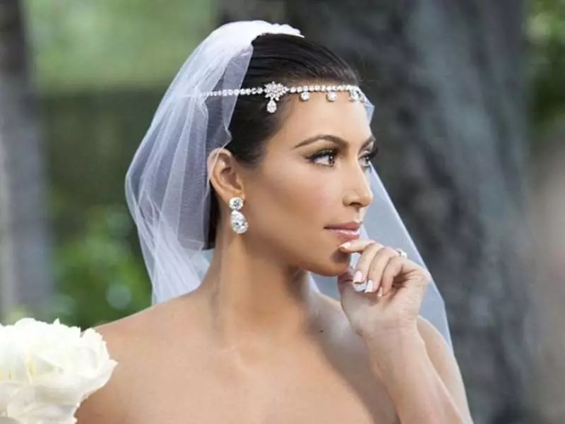 Венчање Тиара (61 фотографија): Модели за венчање за младенку, слике са велом и са дијадемском мрежом за косу са бисерима 15530_12