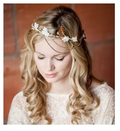 Vestuvių tiara (61 nuotraukos): vestuvių modeliai nuotaka, vaizdai su šydu ir diadema-tinkleliu plaukams su perlais 15530_16