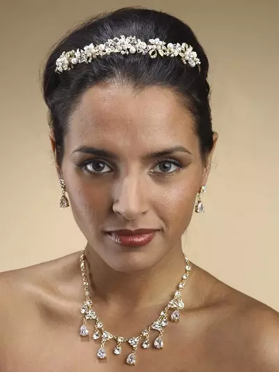 Tiara de casamento (61 fotos): modelos para um casamento para a noiva, imagens com um véu e com uma grade de diadema para cabelos com pérolas 15530_17