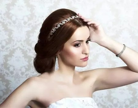婚紗頭飾（61張照片）：用於新娘的婚禮的模型，帶面紗的圖像，用珍珠的頭髮用迪亞瑪柵格 15530_19
