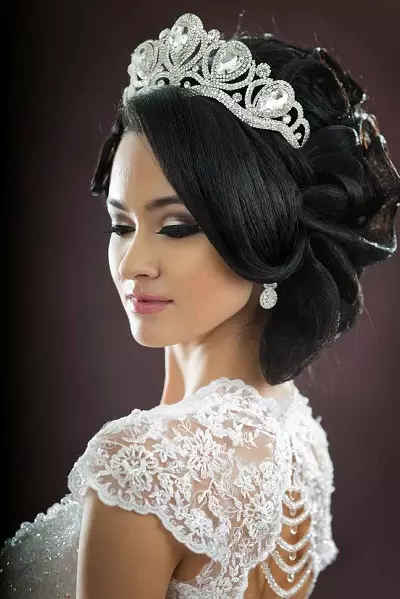 عروسی تیارا (61 عکس): مدل برای عروسی برای عروس، تصاویر با حجاب و با یک دیافراگم برای مو با مروارید 15530_23