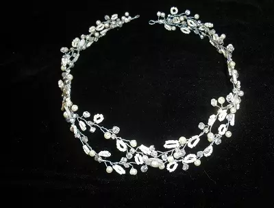 MARIAGE TIARA (61 photos): Modèles pour un mariage pour la mariée, images avec voile et avec une grille diadema pour cheveux avec des perles 15530_24