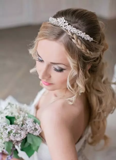 Nunta Tiara (61 poze): Modele pentru o nunta pentru mireasa, imagini cu voal si cu o grida cu diadema pentru parul cu perle 15530_28