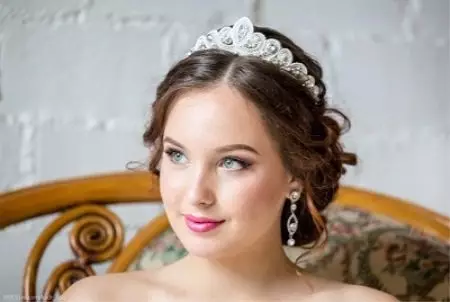 Vestuvių tiara (61 nuotraukos): vestuvių modeliai nuotaka, vaizdai su šydu ir diadema-tinkleliu plaukams su perlais 15530_29