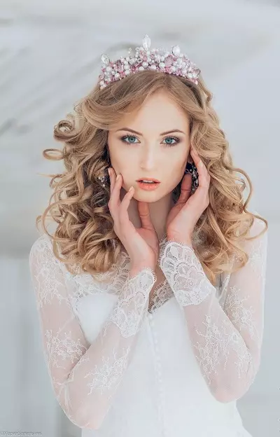Tiara de matrimonio (61 fotos): Modelos para unha voda para a noiva, imaxes cun veo e cunha grella de diadema para o cabelo con perlas 15530_30