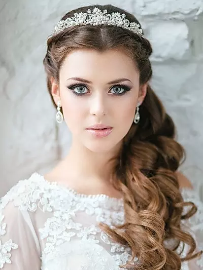 Matrimonio Tiara (61 foto): Modelli per un matrimonio per la sposa, immagini con un velo e con una griglia di diadema per capelli con perle 15530_31
