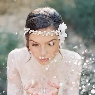 婚纱头饰（61张照片）：用于新娘的婚礼的模型，带面纱的图像，用珍珠的头发用迪亚玛栅格 15530_35