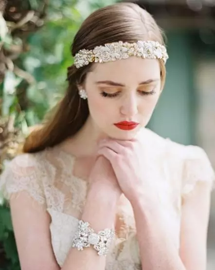 Tiara de casamento (61 fotos): modelos para um casamento para a noiva, imagens com um véu e com uma grade de diadema para cabelos com pérolas 15530_36