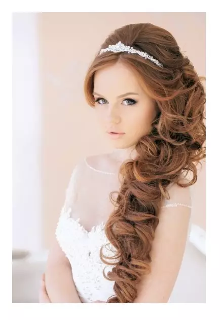 婚紗頭飾（61張照片）：用於新娘的婚禮的模型，帶面紗的圖像，用珍珠的頭髮用迪亞瑪柵格 15530_43