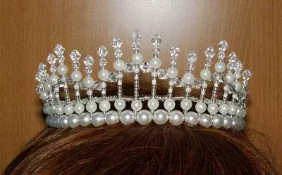 Wedding Tiara (61 gambar): Model untuk perkahwinan untuk pengantin perempuan, imej dengan tudung dan dengan grid diadema untuk rambut dengan mutiara 15530_48