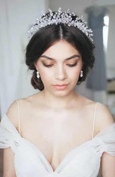 חתונה טיארה (61 תמונות): דגמים לחתונה עבור הכלה, תמונות עם צעיף עם רשת diadema עבור שיער עם פנינים 15530_5