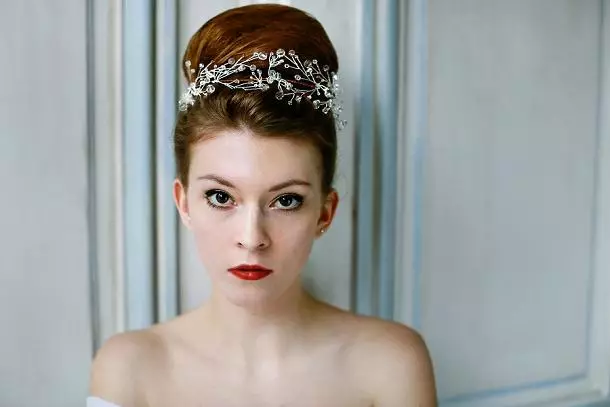 Svadba Tiara (61 fotografií): modely pre svadbu pre nevestu, obrázky so závojom a s diadémou-mriežkou pre vlasy s perlami 15530_54