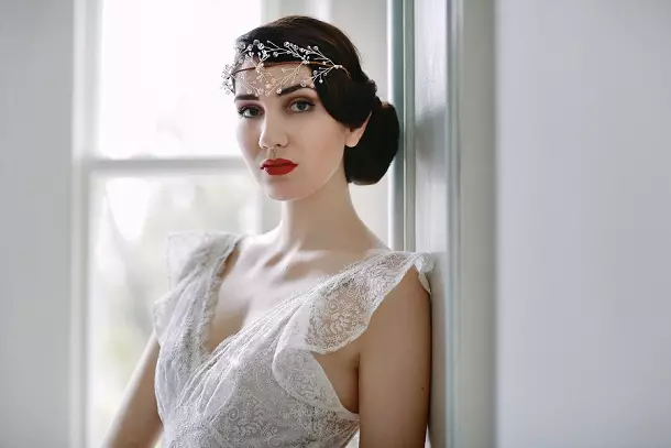חתונה טיארה (61 תמונות): דגמים לחתונה עבור הכלה, תמונות עם צעיף עם רשת diadema עבור שיער עם פנינים 15530_55