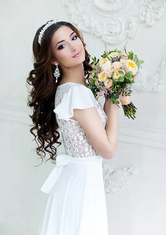 Весільні діадеми (61 фото): моделі на весілля для нареченої, образи з фатою і з діадемою-сіткою для волосся з перлами 15530_59