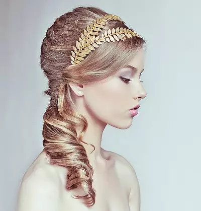 Wedding Tiara (61 wêne): Modelên ji bo zewacê ji bo bûk, dîmenên bi perdeyek û bi navgîniya porê ku bi pearls 15530_6