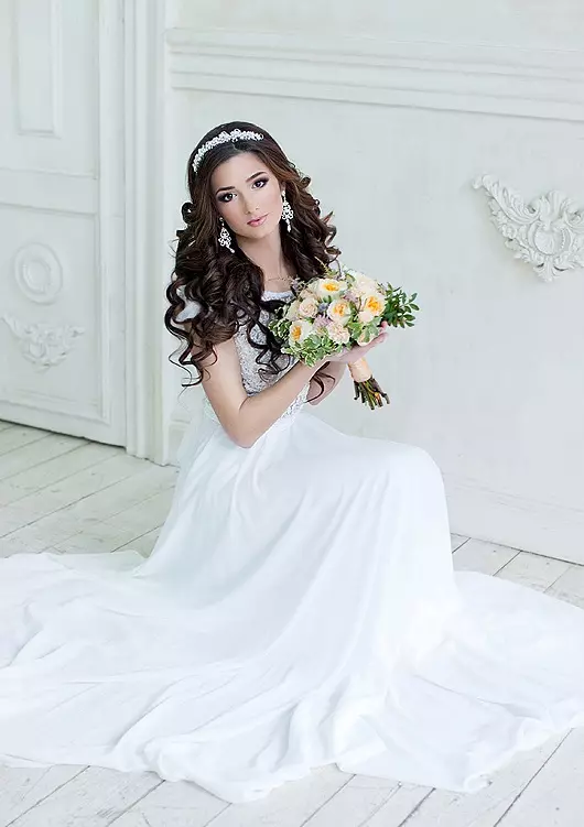 Tiara de matrimonio (61 fotos): Modelos para unha voda para a noiva, imaxes cun veo e cunha grella de diadema para o cabelo con perlas 15530_60