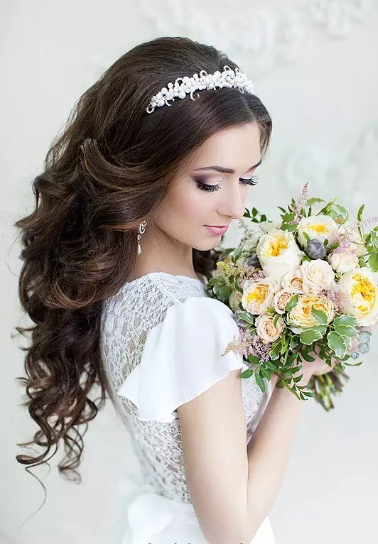 Svadba Tiara (61 fotografií): modely pre svadbu pre nevestu, obrázky so závojom a s diadémou-mriežkou pre vlasy s perlami 15530_61