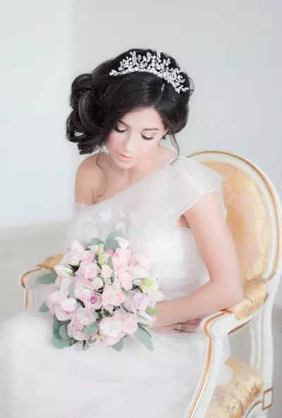 婚紗頭飾（61張照片）：用於新娘的婚禮的模型，帶面紗的圖像，用珍珠的頭髮用迪亞瑪柵格 15530_8