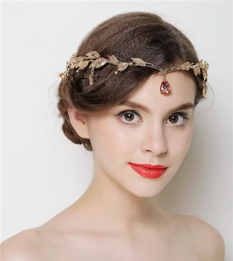 婚紗頭飾（61張照片）：用於新娘的婚禮的模型，帶面紗的圖像，用珍珠的頭髮用迪亞瑪柵格 15530_9