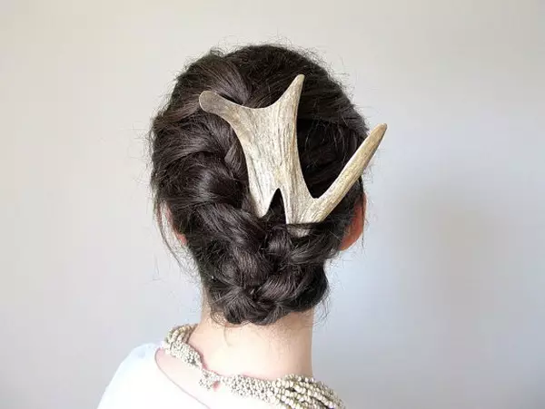 Hairpins (190 de fotografii): modele invizibile, frumoase în stilul de canzashi pentru păr și alte specii pentru un fascicul în formă de arcuri, pălării și fluturi 15533_116