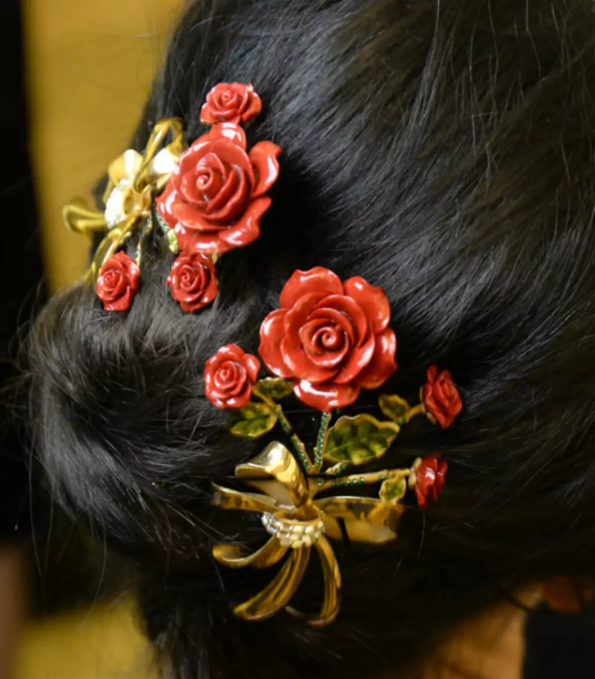 Hairpins (190 Billeder): Usynlige modeller, Smuk i stilen Canzashi til hår og andre arter til en stråle i form af buer, hatte og sommerfugle 15533_176