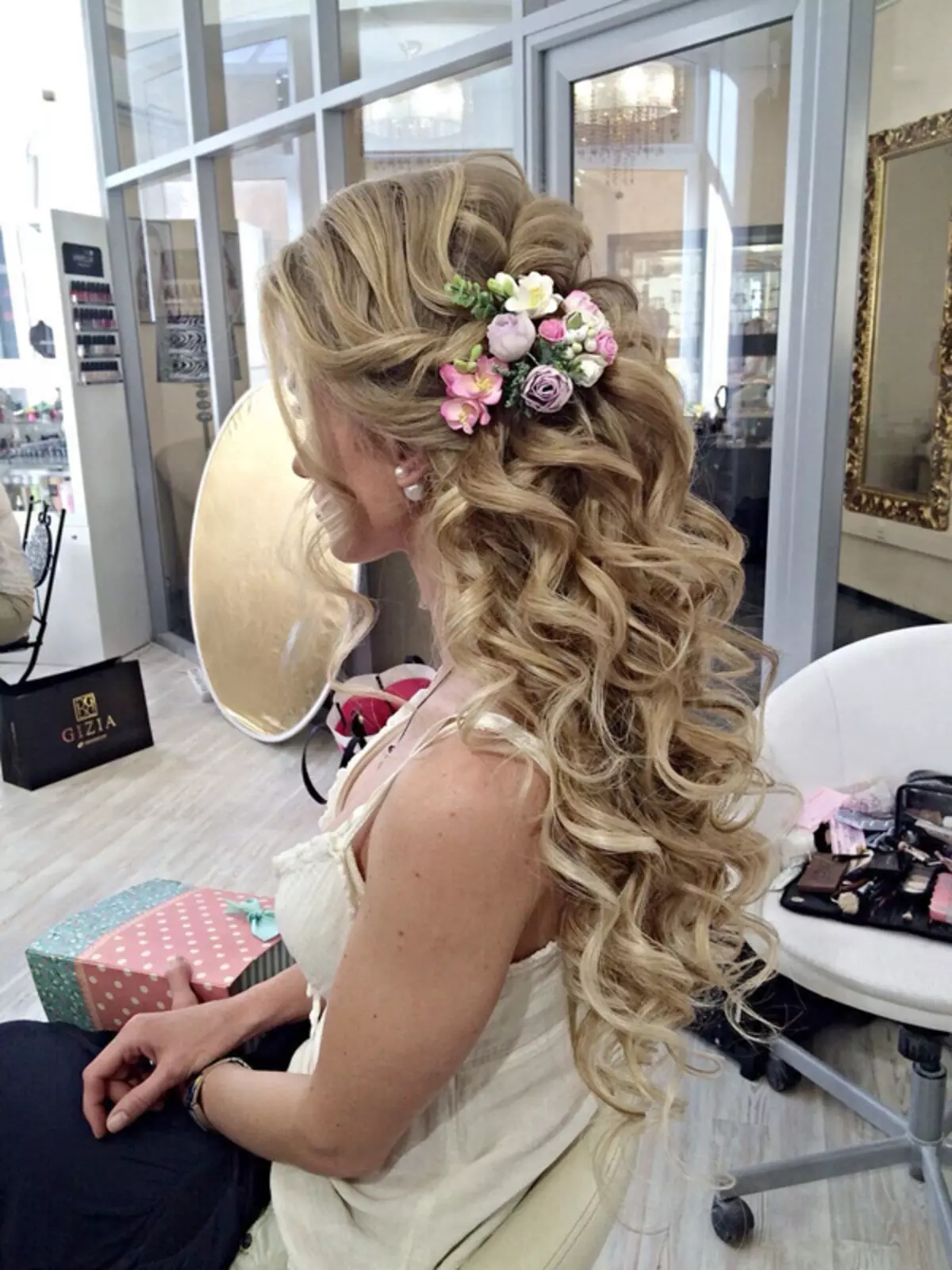 Φουρκέτα για τα μαλλιά (38 φωτογραφίες): Μοντέλα γάμου για Hairstyles Νύφη από το Foamira 15534_5