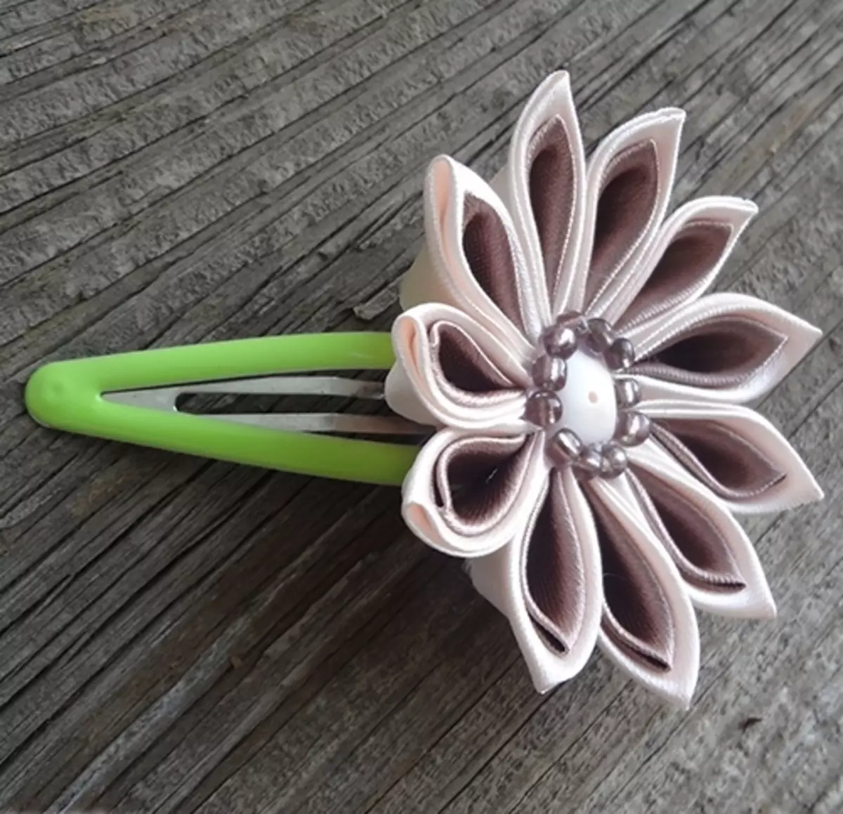 Barring with Flower (78 รูป): รุ่นจาก Foamiran, Hairpins จากผ้า, Kanzashi, ดอกไม้ 15538_32