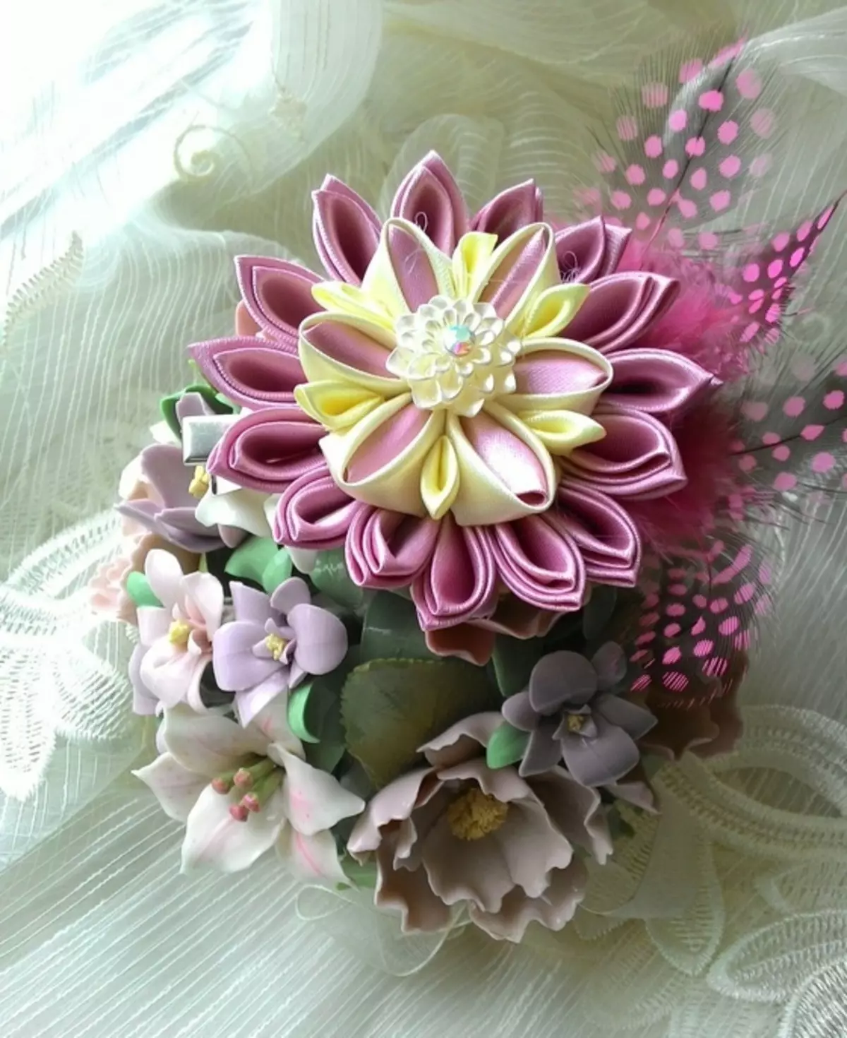 Barring with Flower (78 รูป): รุ่นจาก Foamiran, Hairpins จากผ้า, Kanzashi, ดอกไม้ 15538_33