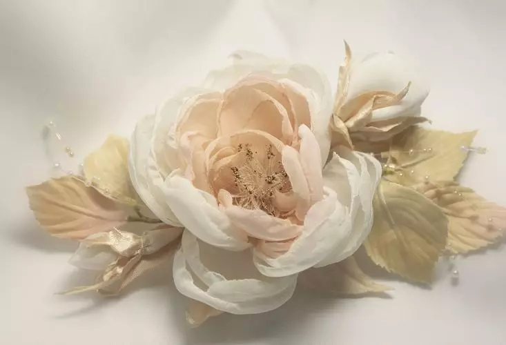 Draudimo gėlių (78 nuotraukos): Modeliai iš Foamiran, segtukai iš audinio, Kanzashi, gėlės 15538_39