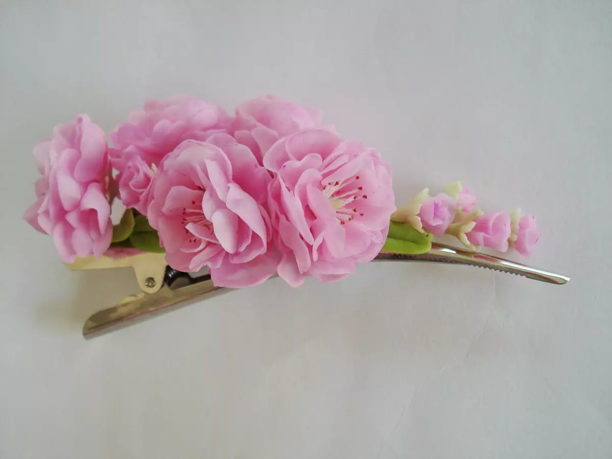 Sparring med blomst (78 bilder): Modeller fra Foamiran, hårnål fra stoff, Kanzashi, Blomster 15538_57