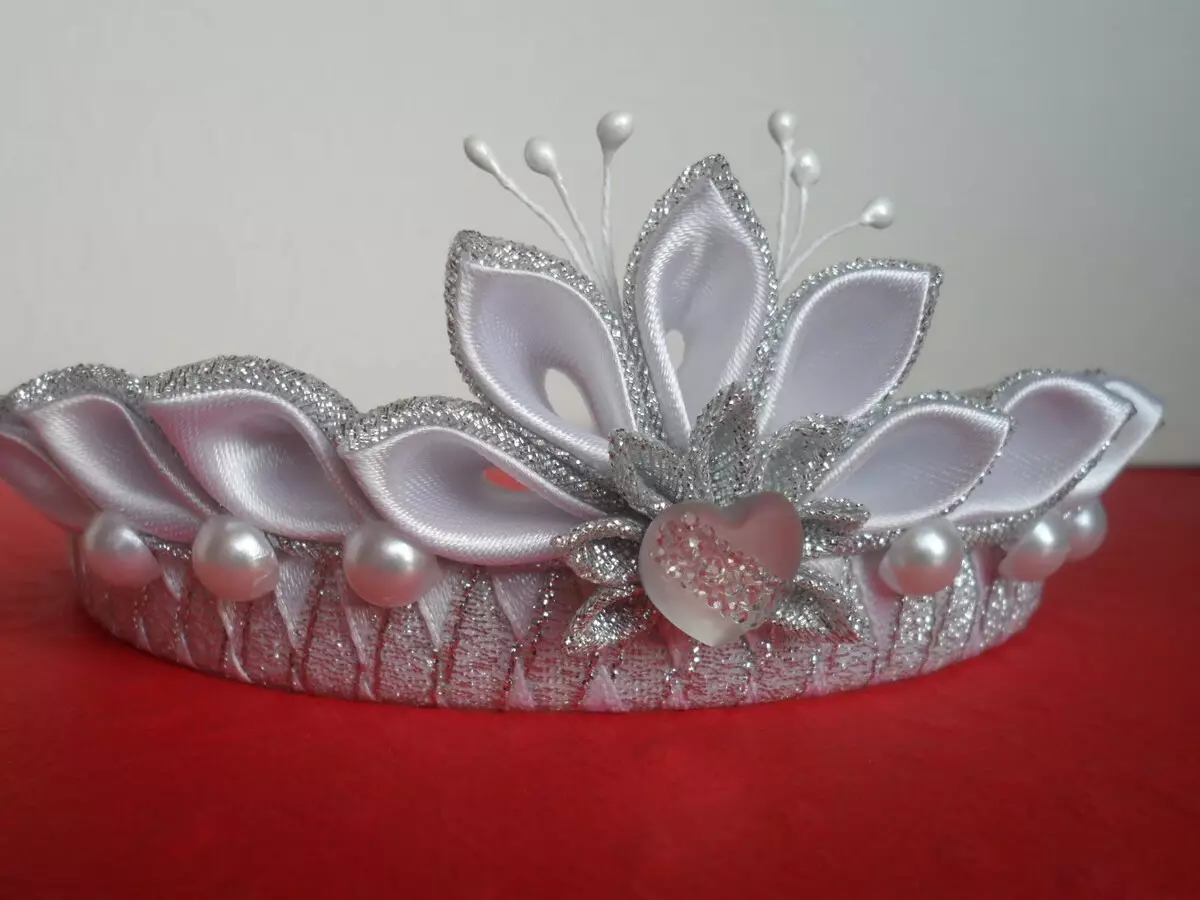RIMP With Crown (46 Foto): Kanzashi Model untuk seorang gadis, bezel dari foamiran atau merasa dengan mahkota putri 15541_28