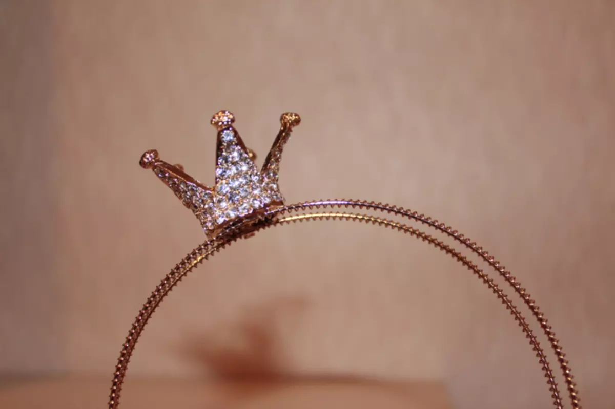 Crown (46 Fotoğraf) ile Rimp (46 Fotoğraf): Kanzashi Modelleri, Foamiran'dan Çerçeveli veya Taç Prenses ile Keçe 15541_45