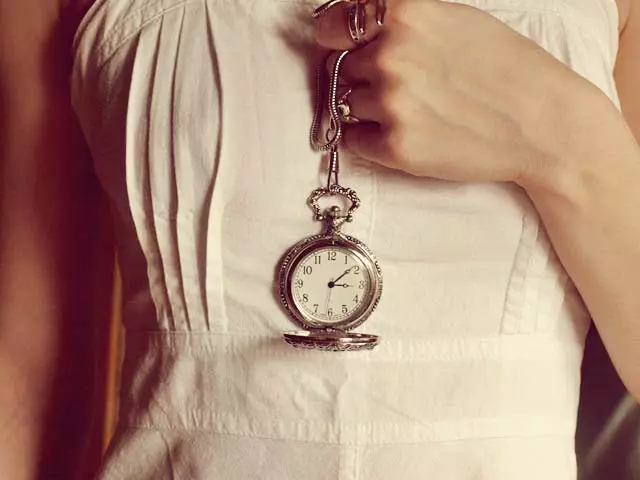 Девушка подарила часы. Часы на цепочке. Карманные часы. Часы на цепочке в руке. Карманные часы на цепочке в руке.