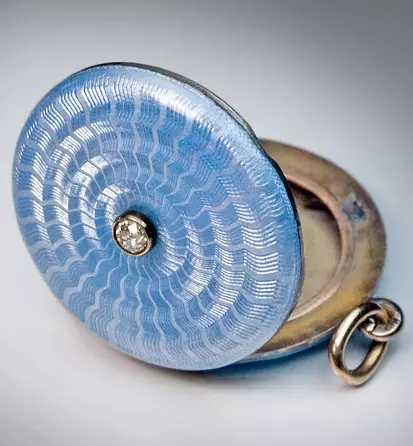 Fotoqrafiya asılı (62 şəkil): açılış qızıl kulon, bir ürək şəklində, gümüş kulon 15552_33