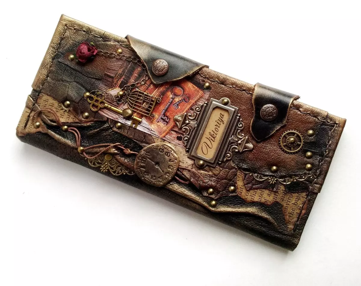 Steampunk (130 photos): Qu'est-ce que c'est? Examen des choses dans le style steampunk, les cadeaux et les décorations, style à l'intérieur de la maison. Tasses et sacs à dos, portefeuilles et autres objets 15568_96