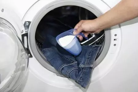 Como blanquear jeans na casa: fervendo sen branco, con bleach e peróxido de hidróxeno, facer máis lixeiro 15577_32