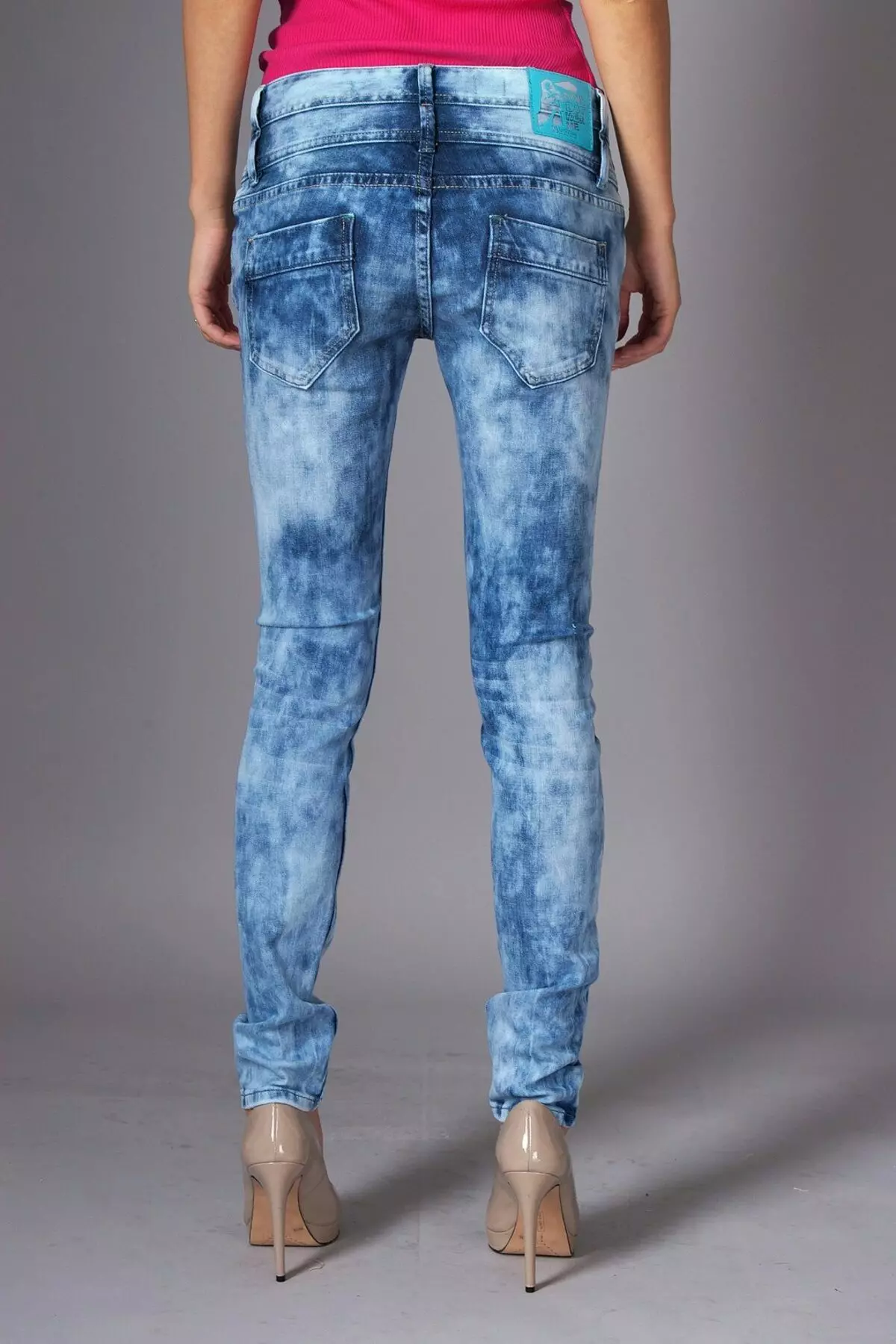 Como blanquear jeans na casa: fervendo sen branco, con bleach e peróxido de hidróxeno, facer máis lixeiro 15577_39
