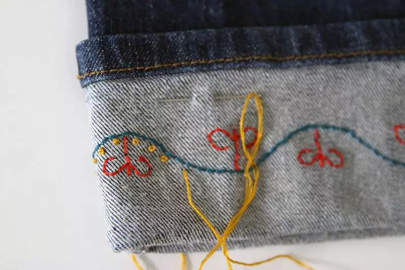 Како украсити фармерке својим рукама код куће (105 фотографија): чипка, перлице, рхинестонес 15580_20