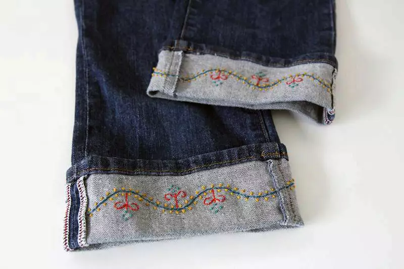 Hoe jeans met je eigen handen thuis te versieren (105 foto's): kant, kralen, steentjes 15580_21