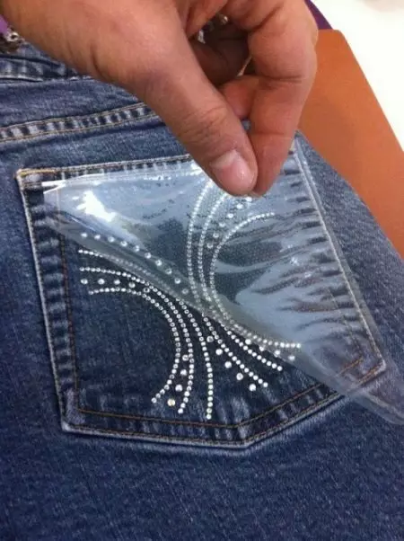 Sådan dekorerer du jeans med dine egne hænder derhjemme (105 billeder): blonder, perler, rhinestones 15580_45