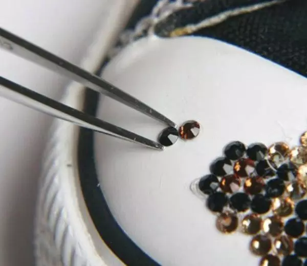 Како украсити фармерке својим рукама код куће (105 фотографија): чипка, перлице, рхинестонес 15580_47