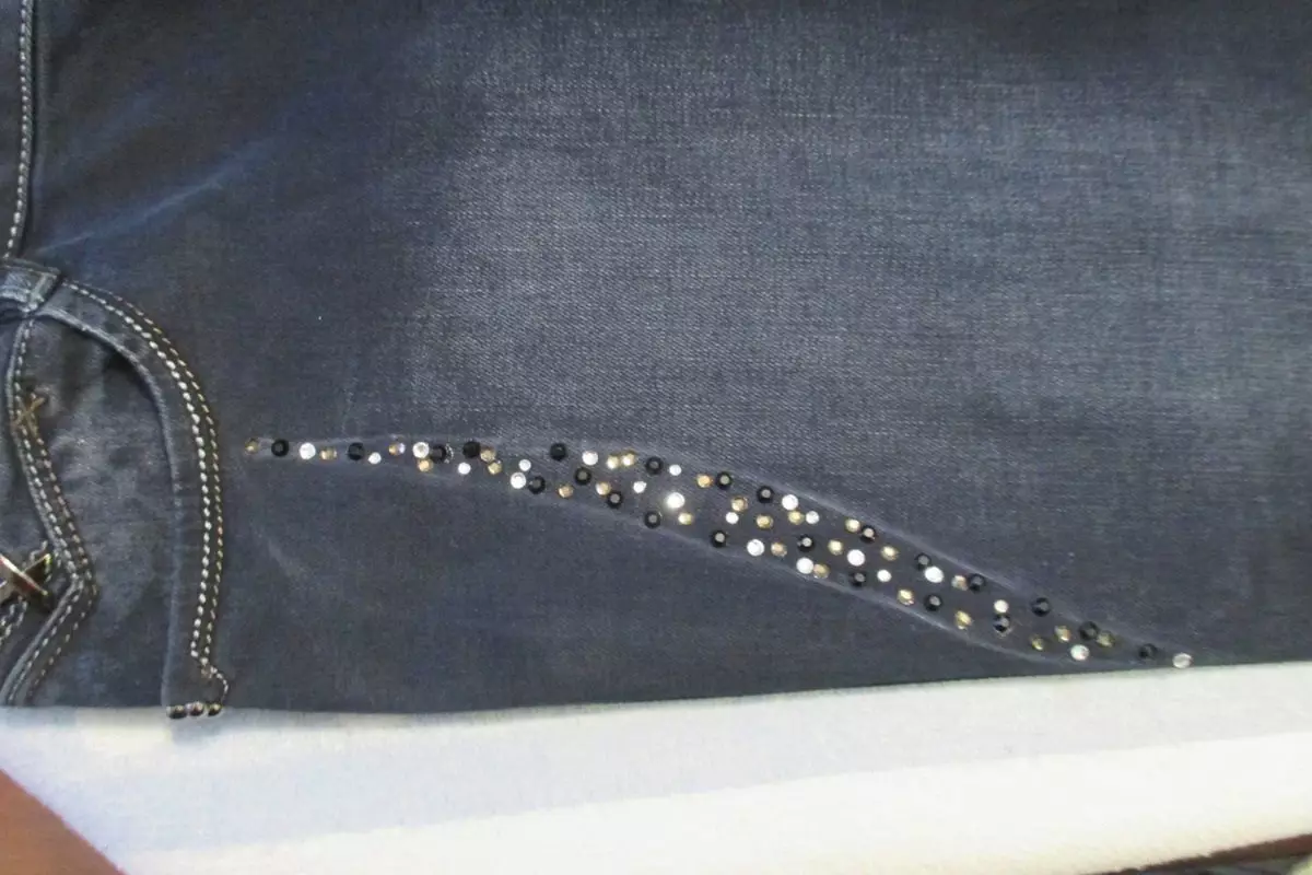 Wéi dekoréiert Jeans mat Ären eegenen Hänn doheem (105 Fotoen): Spëtze, Perks, Rhinesones 15580_48