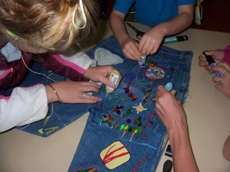 Come decorare jeans con le proprie mani a casa (105 foto): pizzo, perline, strass 15580_94