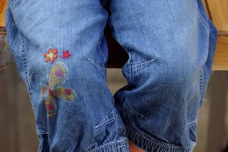 איך לקשט ג 'ינס עם הידיים שלך בבית (105 תמונות): תחרה, חרוזים, rhinestones 15580_99