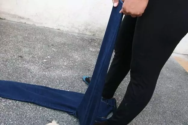 Як розтягнути джинси в домашніх умовах (48 фото): як розширити джинси в поясі, в Ляшка, з боків, в стегнах і збільшити розмір 15583_11