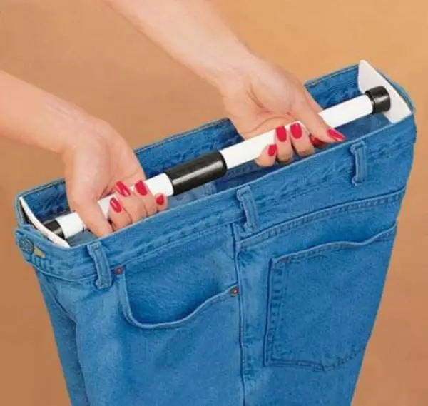 Як розтягнути джинси в домашніх умовах (48 фото): як розширити джинси в поясі, в Ляшка, з боків, в стегнах і збільшити розмір 15583_22