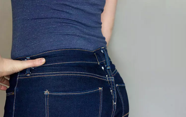 Hvordan sys jeans i taljen eller lav en størrelse mindre: hvordan man reducerer i hofter 15584_10